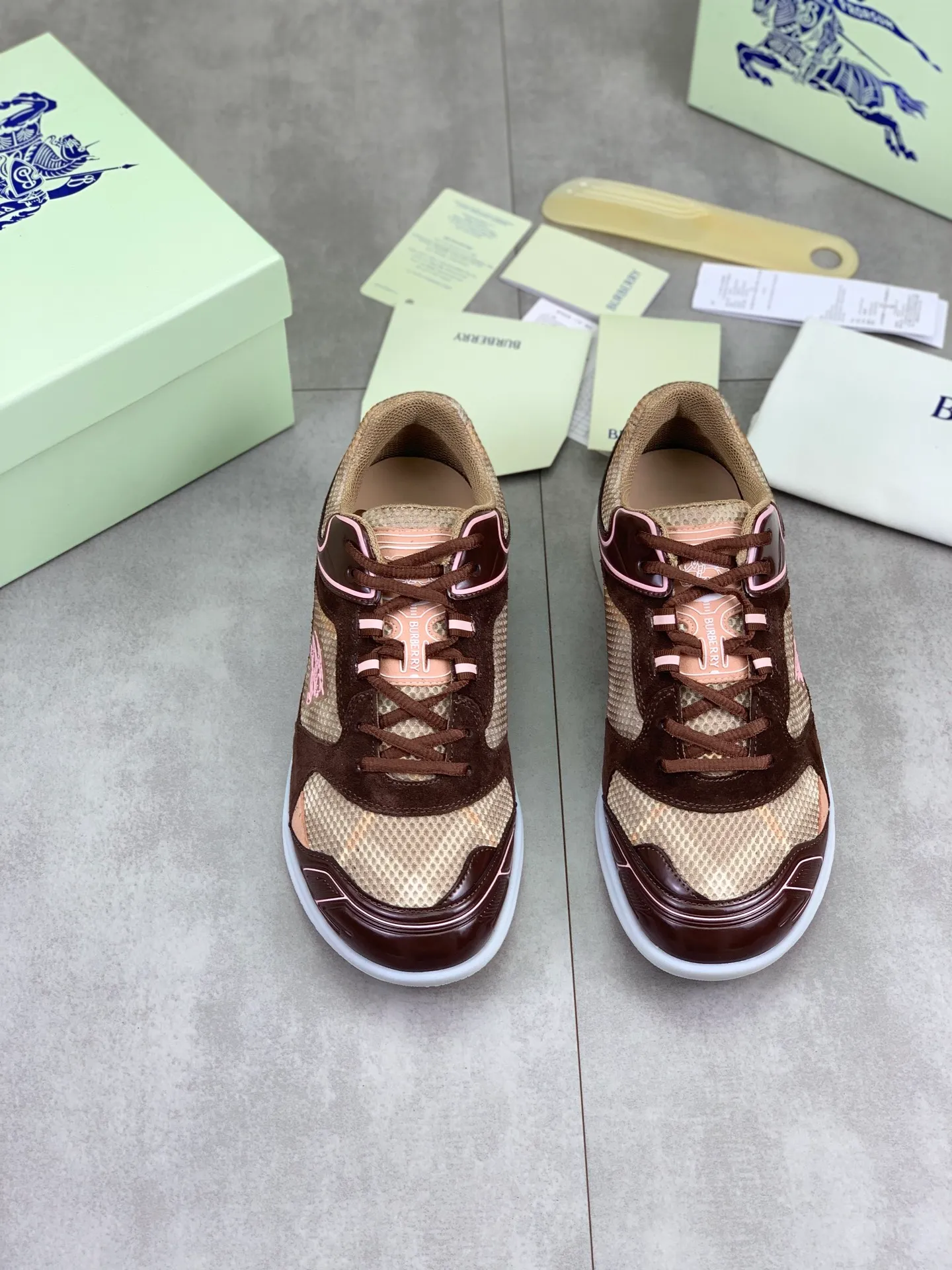 Factory price P720 [BURBERRY] Burberry - High-end quality original order - Upper: imported 🔝 original material - Inner lining: cowhide lining, feet; water-dyed cowhide - Outsole: ultra-light TPR rubber; two-color molded outsole - Ultra-high quality control·Fine workmanship: highlighted (high-end·nobility·grade) -Size: 36-46 for men and women Color: 4️⃣colors available